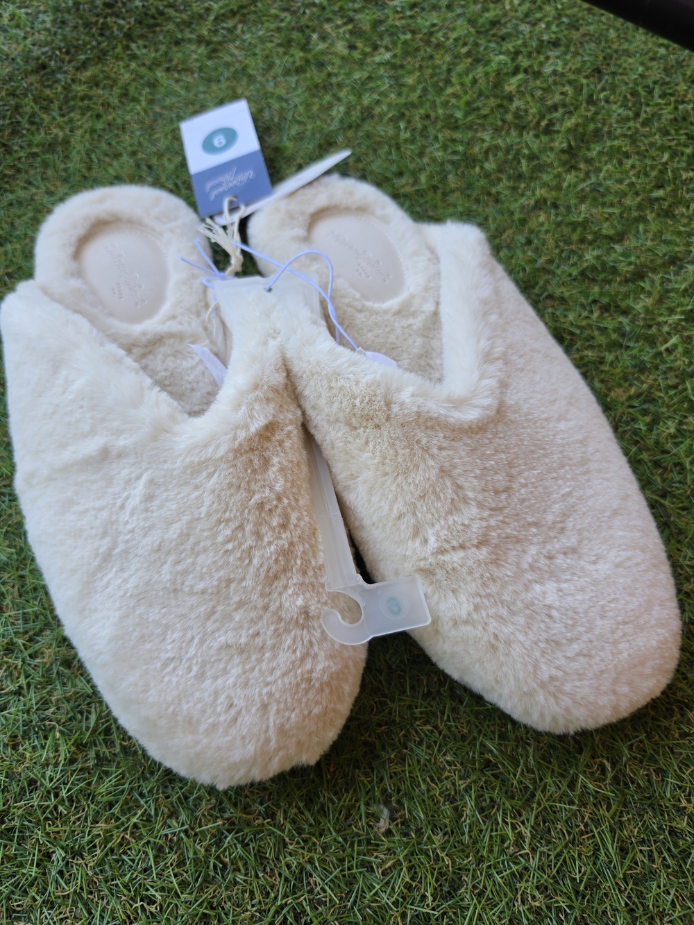 dearfoams Plush Slip-On Women's Slippers in Beige Cream